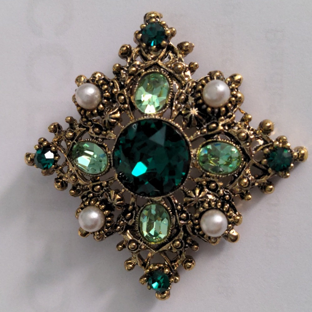 Vintage  Green Rhinestone & Faux Pearl Goldtone Brooch.  Excellent Condition